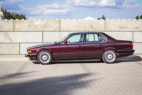 BMW 7 (E32) sedan