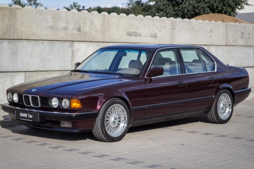 MobiClassic - BMW 7 (E32) sedan