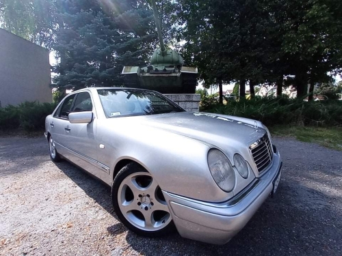 Mercedes Klasa E (W210) sedan