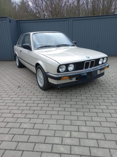 BMW 3 (E30) sedan