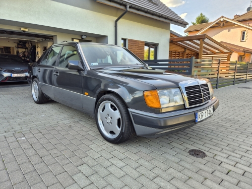 MobiClassic - Mercedes Klasa E (W124) sedan