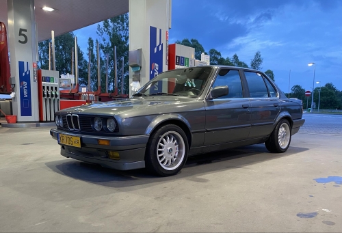 BMW 3 (E30) sedan